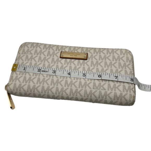 MICHAEL KORS Signature Jet Set Zip Around Wallet - Picture 8 of 9